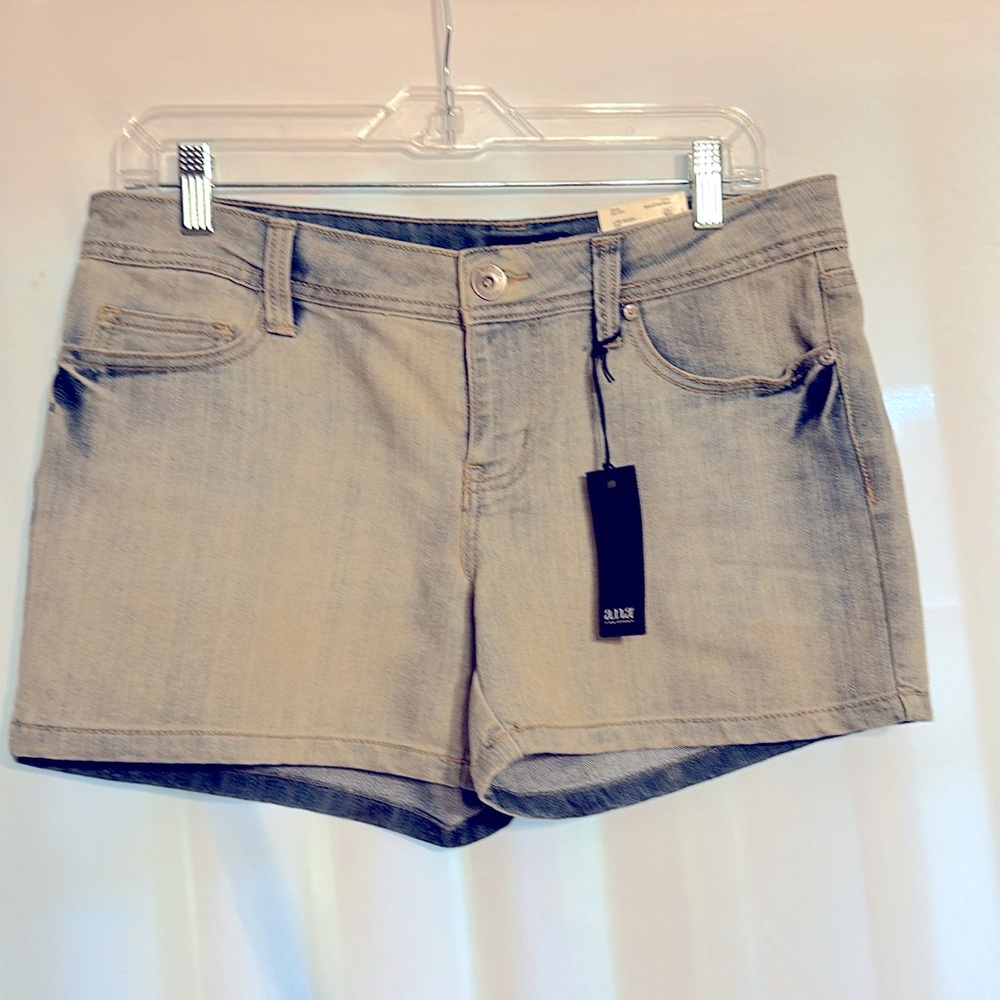 Ladies size 8/29 a.n.a A New Approach lite wash ladies shorts